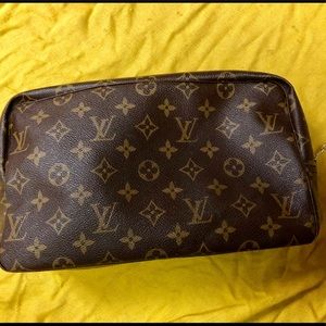 💯 % Authentic VINTAGE LOUIS VUITTON TRAVEL BAG!